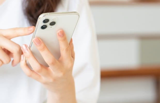 スマートフォンで相談する写真