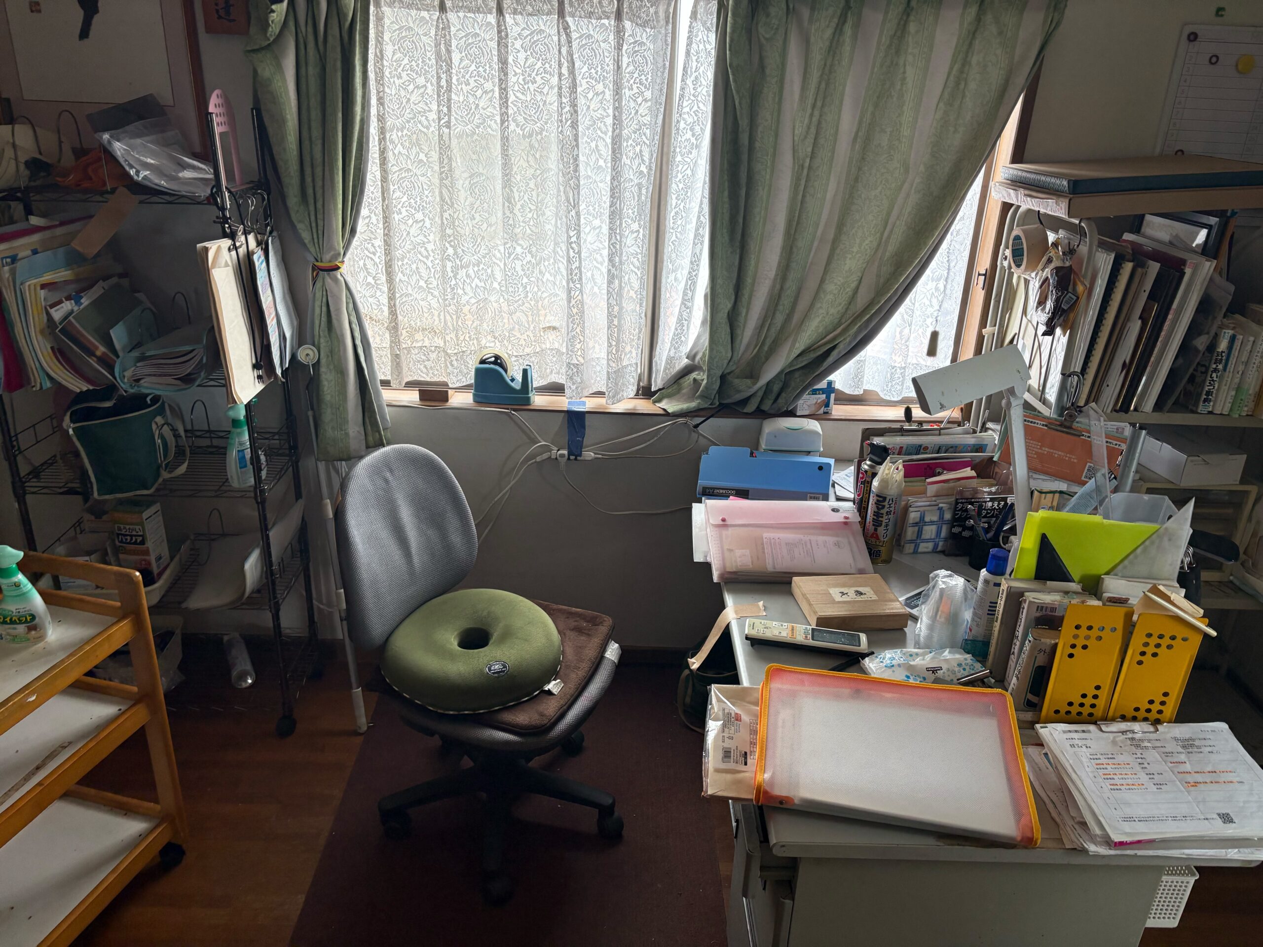 デスク周りに残った不用品の例