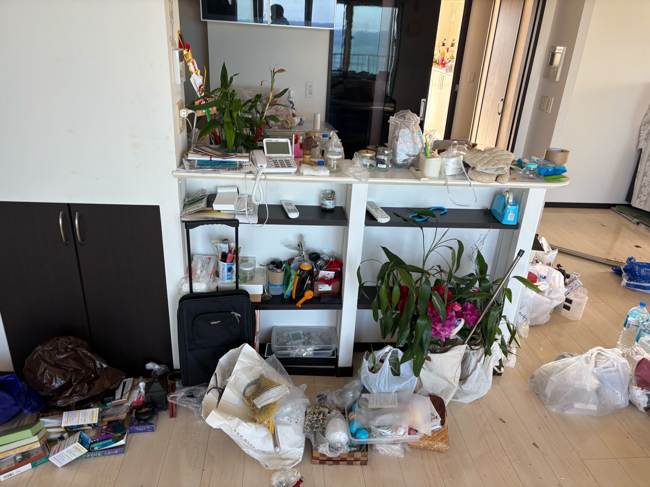 リビング・カウンター周りの不用品回収前の写真