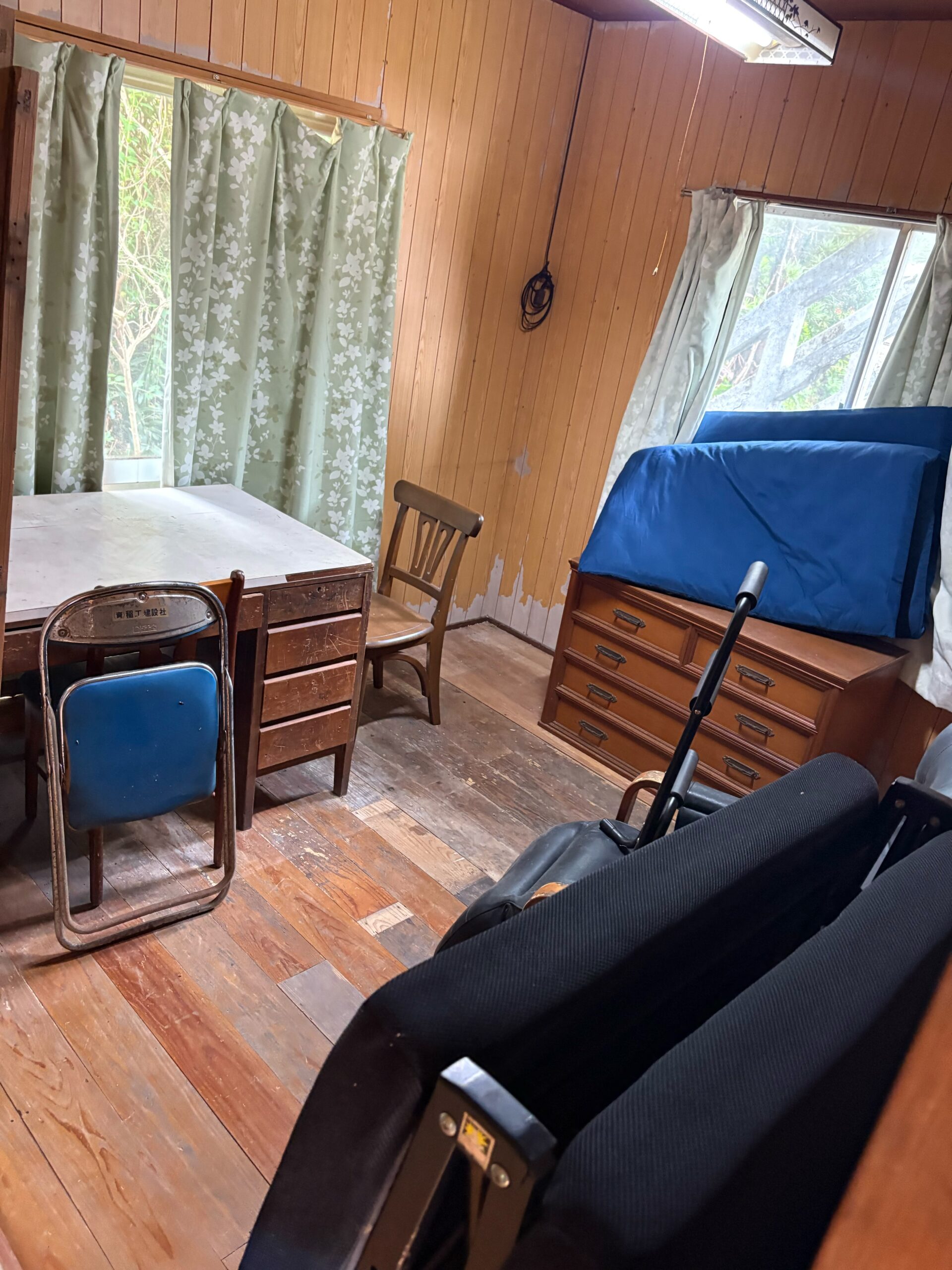 デスク周りに残った不用品の例