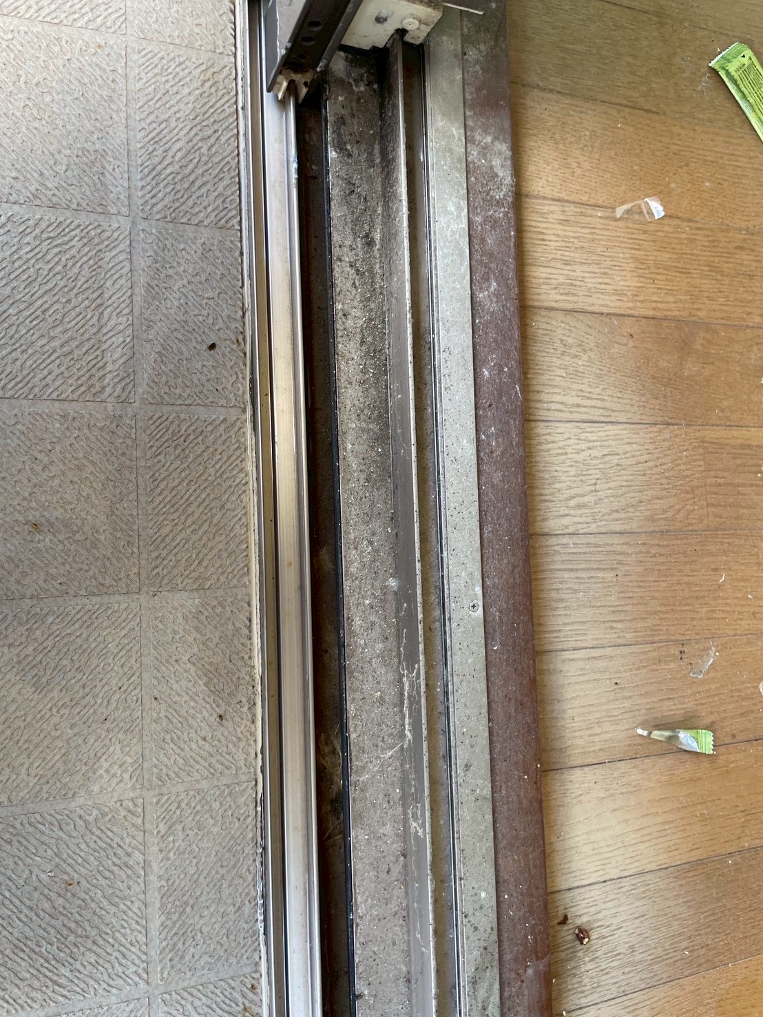 窓の溝（サッシ）の汚れ：掃除前