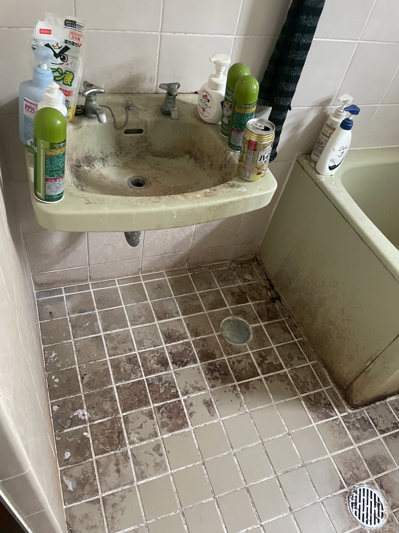 沖縄 洗面台 汚れ 黒カビ Before