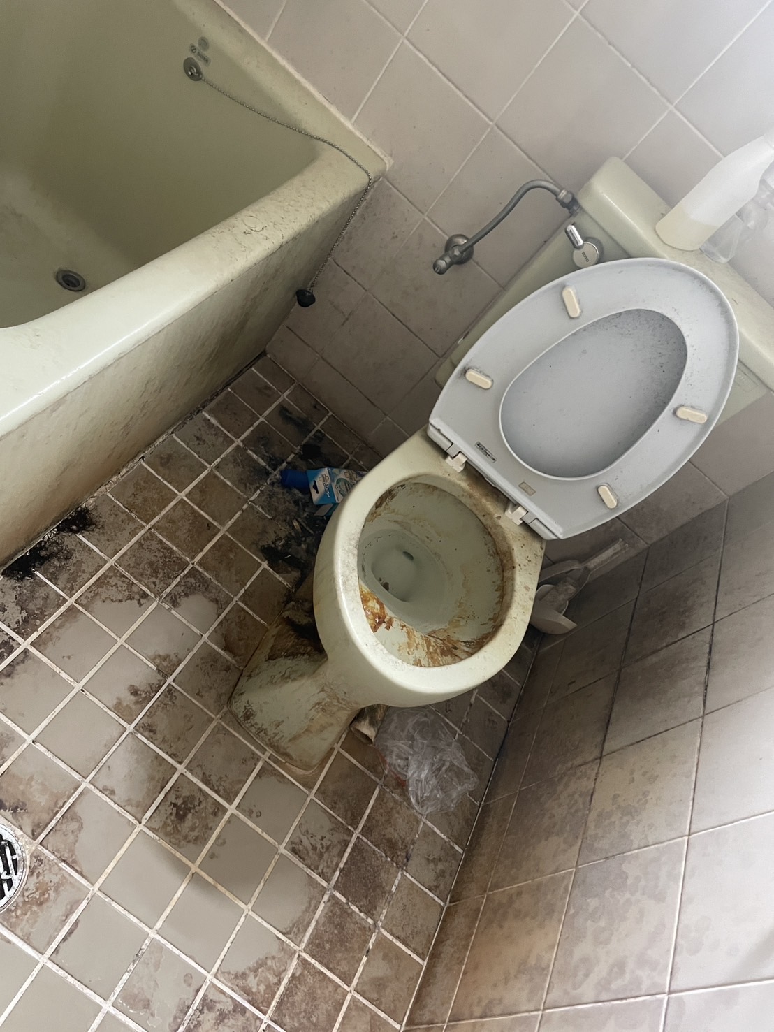 沖縄 トイレ清掃 Before タイル汚れ 尿石 黒ずみ