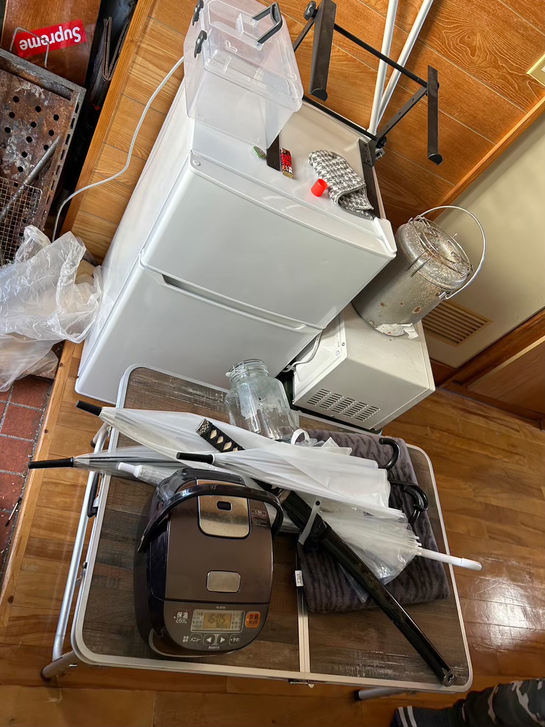 名護市の一人暮らし退去直前に回収した不用品一式。小型冷蔵庫・炊飯器・傘・収納ボックスなど