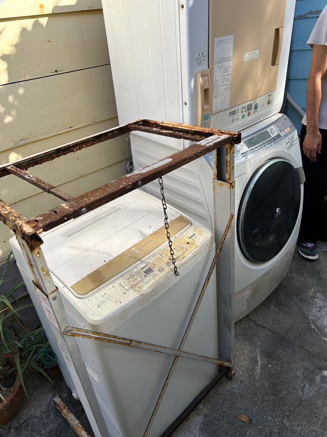 浦添市で錆びた洗濯機や大型不用品を回収している現場の様子