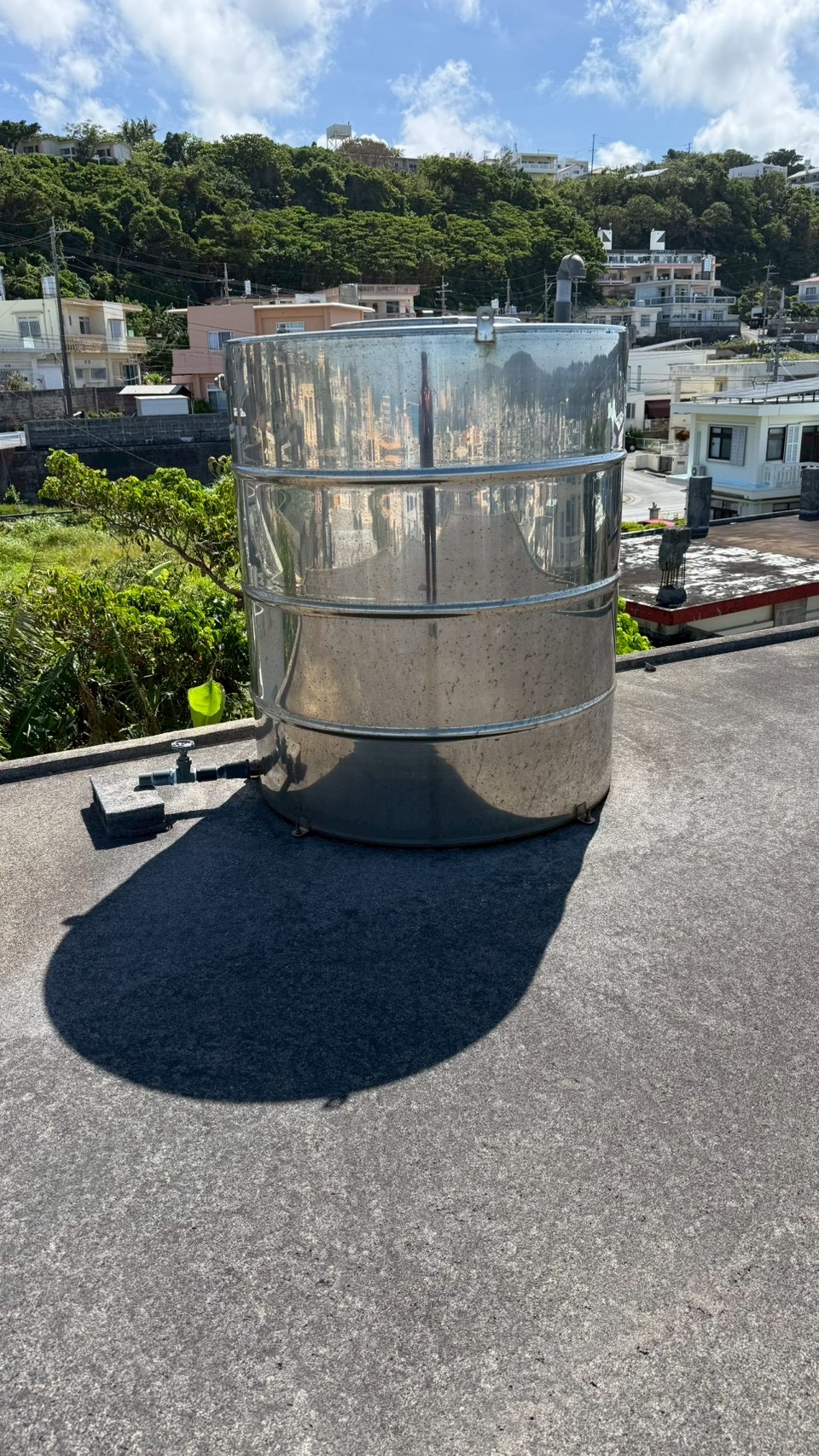 住宅の屋上に設置されたステンレス製の水タンク