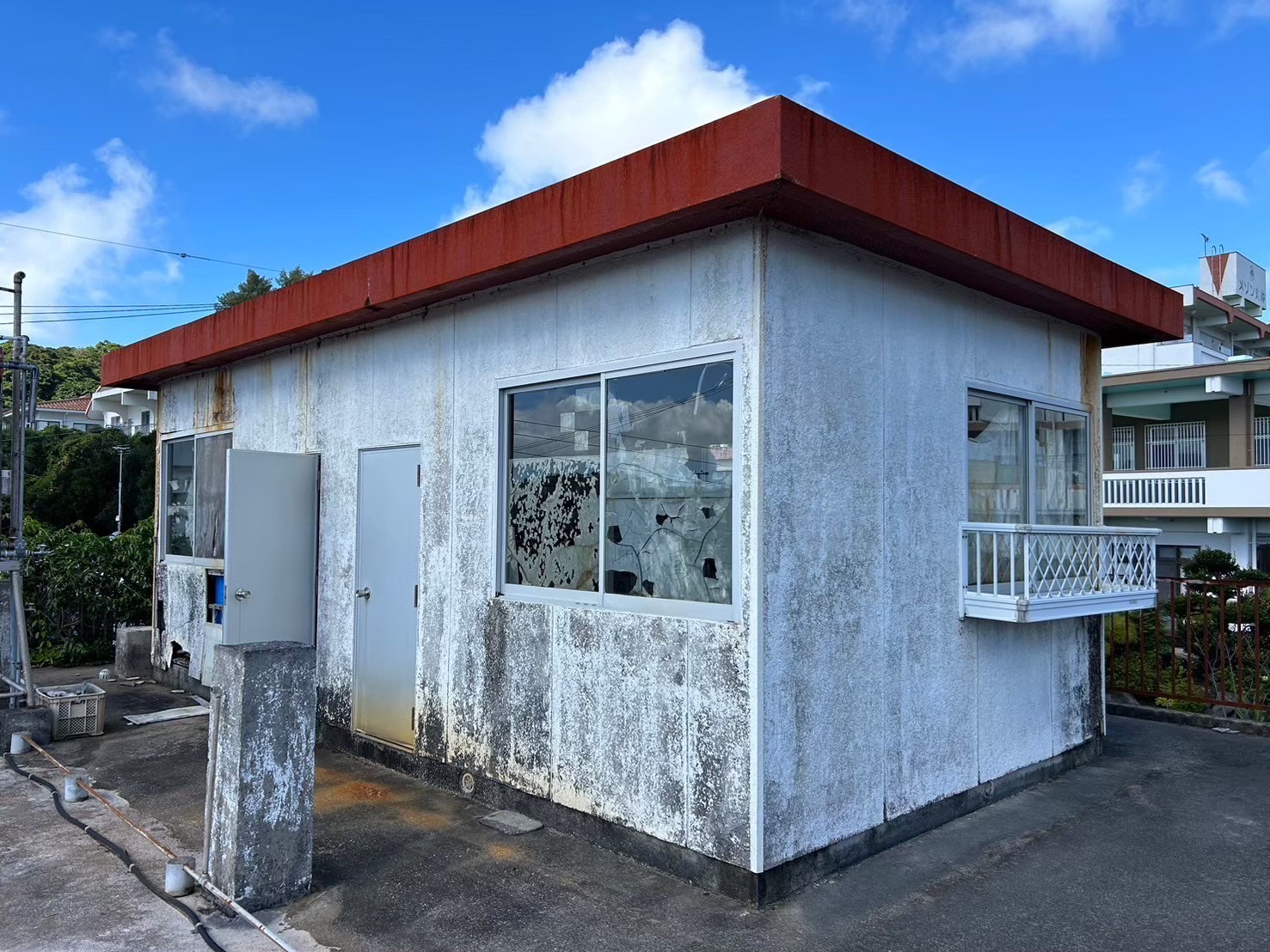 沖縄市で解体した塩害とカビで傷んだ赤い屋根のプレハブ